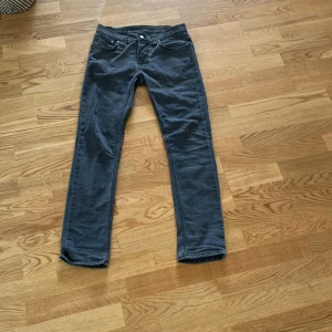 Nudie jeans grim tim  - Säljer nu dessa feta jeans från nudie. Modellen heter grim tim och jeansen är sparsamt använda. Nypris 1600 kr mitt pris endast 599 kr!