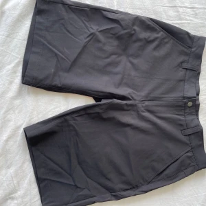 Svarta shorts från Cross Sportswear - Säljer ett par svarta shorts från Cross Sportswear i storlek S. De är i bra men använt skick(se sista bild för fläckar) och perfekta för sommarens alla aktiviteter. Shortsen har en enkel design med fickor både fram och bak. Materialet är otroligt bekvämt. Passar både till vardags och träning. Avsedda för golf. Frågor? Skriv!
