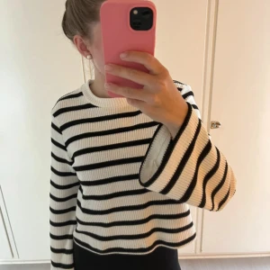 Stickad tröja  - Jättefin stickad tröja med lite utsvängda ärmar, inte alls sticksig! Lite stor i storleken 💕