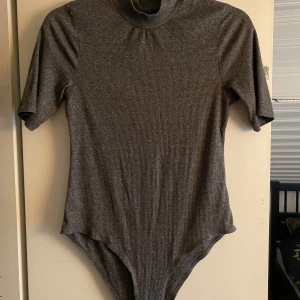 Grå body - Kortärmad grå body. Storlek M men sitter som S! Aldrig använt och väldigt mjukt material🫶🏻