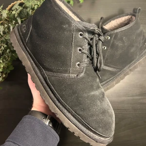 UGG Neumel Boot - Säljer ett par UGG Neumels, använd endast ett par gånger men skicket är väldigt bra! Lägg gärna ett bud!