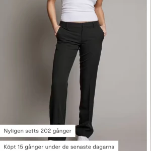 Lågmidjade kostymbyxor - Svarta lågmidjade kostymbyxor från BikBok. Säljer pga att de är lite för korta för mig💕