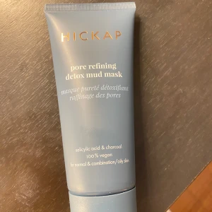 HICKAP Pore Refining Detox Mud Mask - En helt ny detox lermask från HICKAP med salicylsyra och kol, perfekt för normal och kombinerad/fet hy. 100% vegansk och dermatologiskt testad, lämplig för känslig hud. Förfinar porerna och ger en renare hud.
