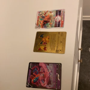 Pokémonkort: Charizard och Deoxys - Säljer tre Pokémonkort: Charizard VSTAR med 355 HP, en guldversion av Charizard med 120 HP, och Deoxys V med 210 HP. Perfekt för samlare eller Pokémonfans 1st för 80kr