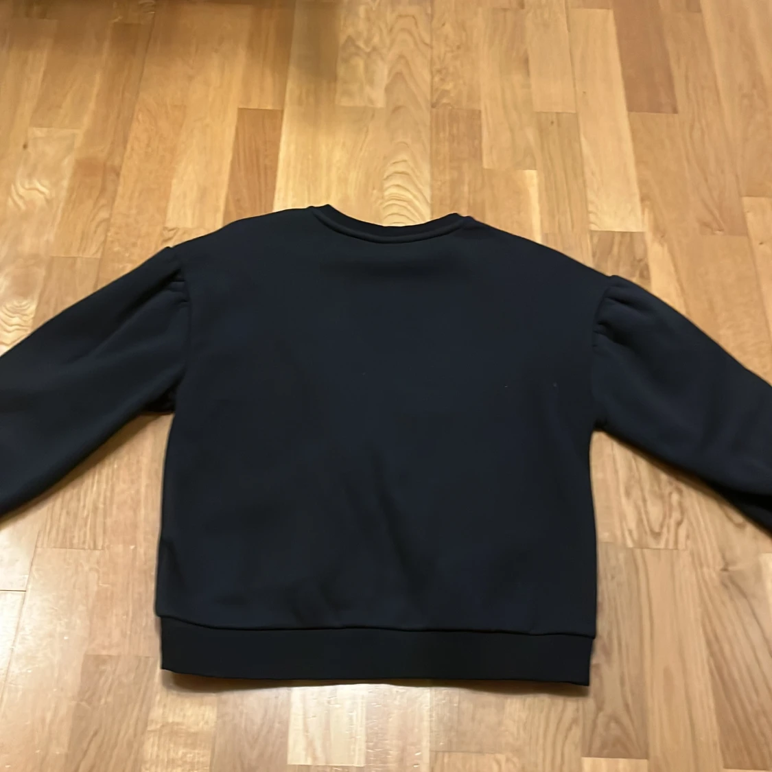 Svart tröja med dekorativa knappar från Zara - 93