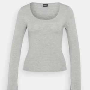 Långärmad grå tröja från Gina Tricot  - Långärmad grå tröja från Gina Tricot. Köpte den för ett tag sen men har ej använt så mycket, är i storlek M men är ganska liten i storleken så passar även S.