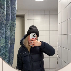 Mörkblå dunjacka från Peak Performance - Såå fin och varm mörkblå dunjacka från Peak Performance😍. Köpt förra vintern och i jätte bra skick, inga defekter. Säljer då den tyvärr blivit för liten. Nypris är 4200 kr. Hör av dig vid frågor eller för fler egna bilder🫶🫶🫶