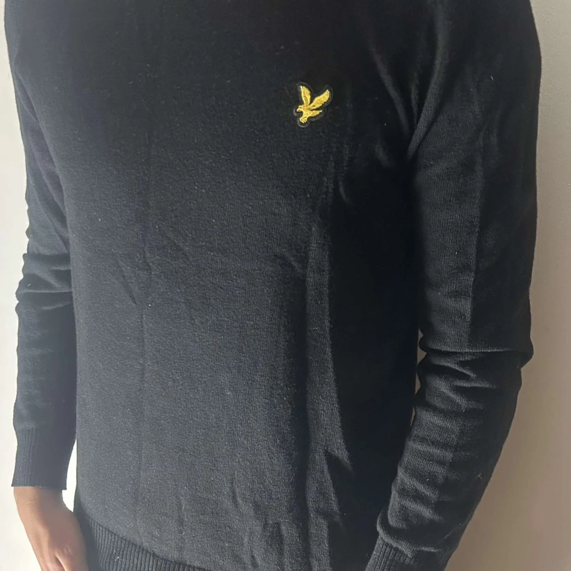 Svart tröja med gul logga