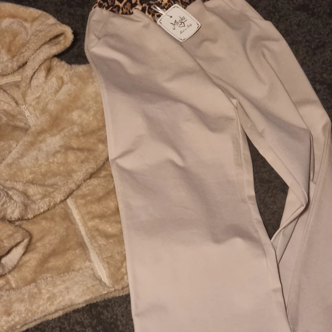 Beige byxor med leoparddetalj