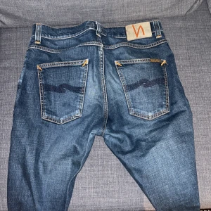 Blå jeans från Nudie Jeans - Säljer ett par snygga blå jeans från Nudie Jeans, storlek 29/32. Använda 4-5 gånger men säljer dom då de blivit för små . Finns inga defekter, pris kan diskuteras vid snabb affär :)