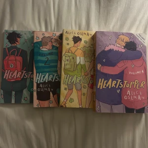 Heartstopper Volym 1-4 av Alice Oseman - En samling av de fyra första volymerna av 'Heartstopper' av Alice Oseman. Böckerna har färgglada omslag med illustrationer av karaktärer i olika scener. Perfekt för fans av grafiska romaner och kärlekshistorier.