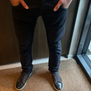 Dondup jeans - Svarta Dondup jeans | Strl 33/33 | Cond 9/10 | Nypris 3350 / Mittpris 1090 | Såklart äkta⚜️ | Inget og medföljer