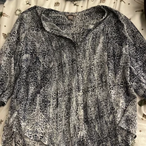 Fin blus  - Fin mörkblå/lila mönstrad blus, använd men i fint skick. Stor i storleken.