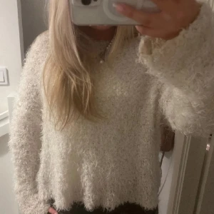Stickad tröja 🤍 - Super mysig stickad tröja, passar xs-m🥰(första 2 bilderna är lånade)