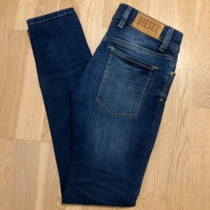 Blå Diesel Jeans  - Har ett par feta jeans som är mörkblå perfekt till den mörka vinter. 8/10 i skick (de är ganska nya) storlek 14 år men passar som 32 L.                        Fraktar gärna men då står du för den och kan gärna mötas upp i Sundbyberg!🚚
