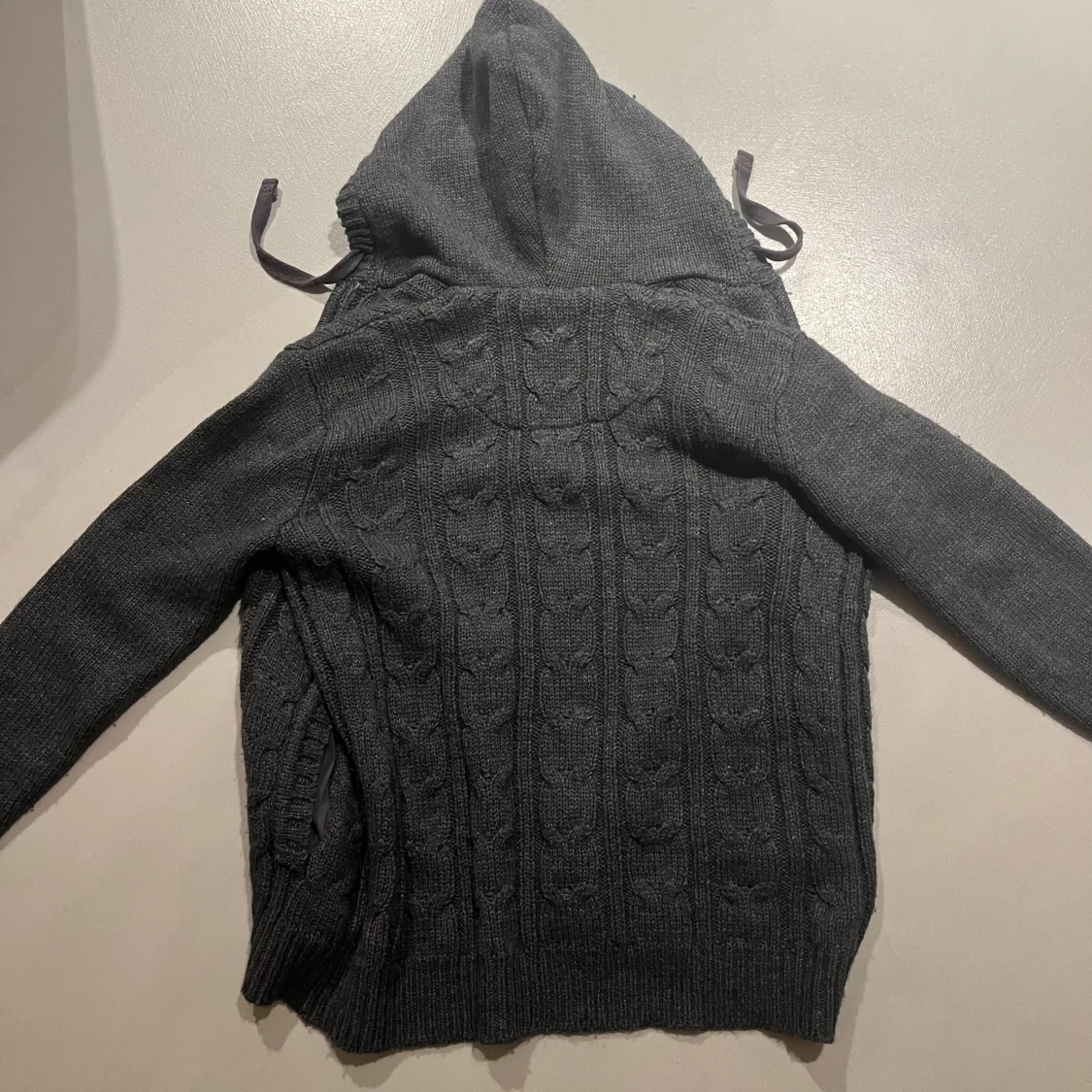 Grå stickad tröja med dragkedja  - 90