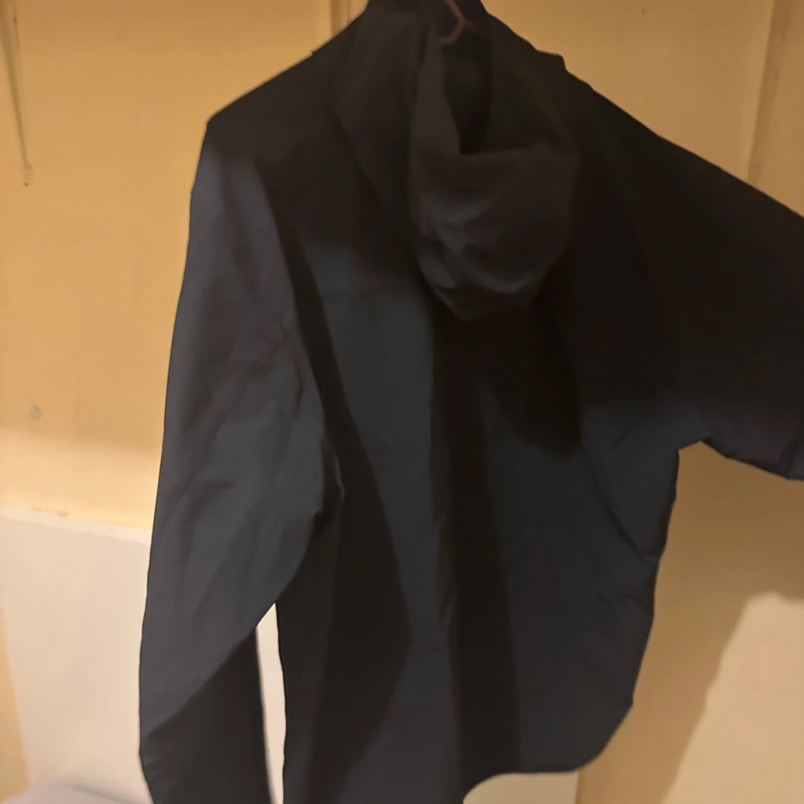 Svart jacka med huva från Haglöfs - 90