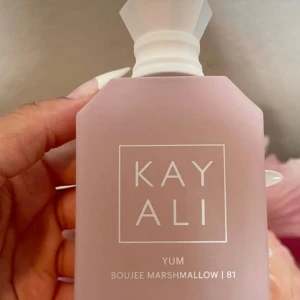 Kayali yum boujee marshmallow parfym - Kayali yum boujee marshmallow  50ml Endast sprayat två spray  Underbar krämig jordgubbsdoft med hint av marshmallow och vispad vanilj. Köpt för 1029:-  Plick kommer ha fri frakt 14-15 dec på varor över 150:- så då är ett perfekt tillfälle att köpa!