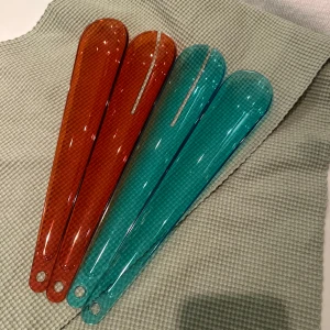 Två par salladsbestick  - Två par salladsbestick från Ikea. Använts några få gånger. Ett par i röd och ett par i turkost Märke: Ikea Färg: Röd och Turkost