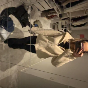 Beige Teddyjacka - Jätte trendig teddyjacka från Hm, kommer inte till användning. Storlek M men passar Xs/S