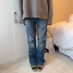 Så så snygga jeans - Snyggaste jeansen i rak slapp modell, storlek 30/31, passar toppen på mig som brukar ha 36 i jeans. De är 38cm över och 79 i innersöm🩵