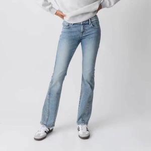 Blå bootcut jeans - Snygga blå bootcut från Gina tricot, säljer pga för små för mig. Original pris: 500kr