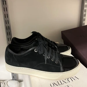 Lanvin skor - Säljer ett par lanvins i storlek uk6/eu40, men sitter större, passar 41. Skorna är svarta och är i väldigt bra skick utan några deffekter.