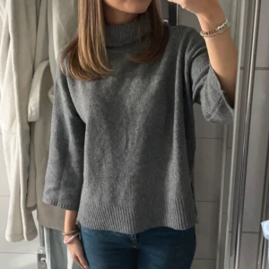 Grå stickad polotröja - Mysig grå stickad polotröja med trekvartsärm och ribbade detaljer vid ärmslut och nederkant. Perfekt för kyliga dagar. 💕💕