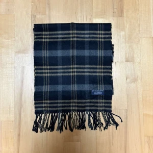 Burberry halsduk - Unik men stilren halsduk från Burbbery, perfekt nu till vintern, äkta såklart. Tveka inte på att höra av dig vid frågor eller funderingar🤩🤩🤩