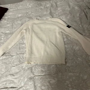 Vit stickad tröja från Lyle & Scott - Säljer en stilren vit beige stickad tröja från Lyle & Scott. Den är i storlek 12-13/158 och är i skicket 8/10. 