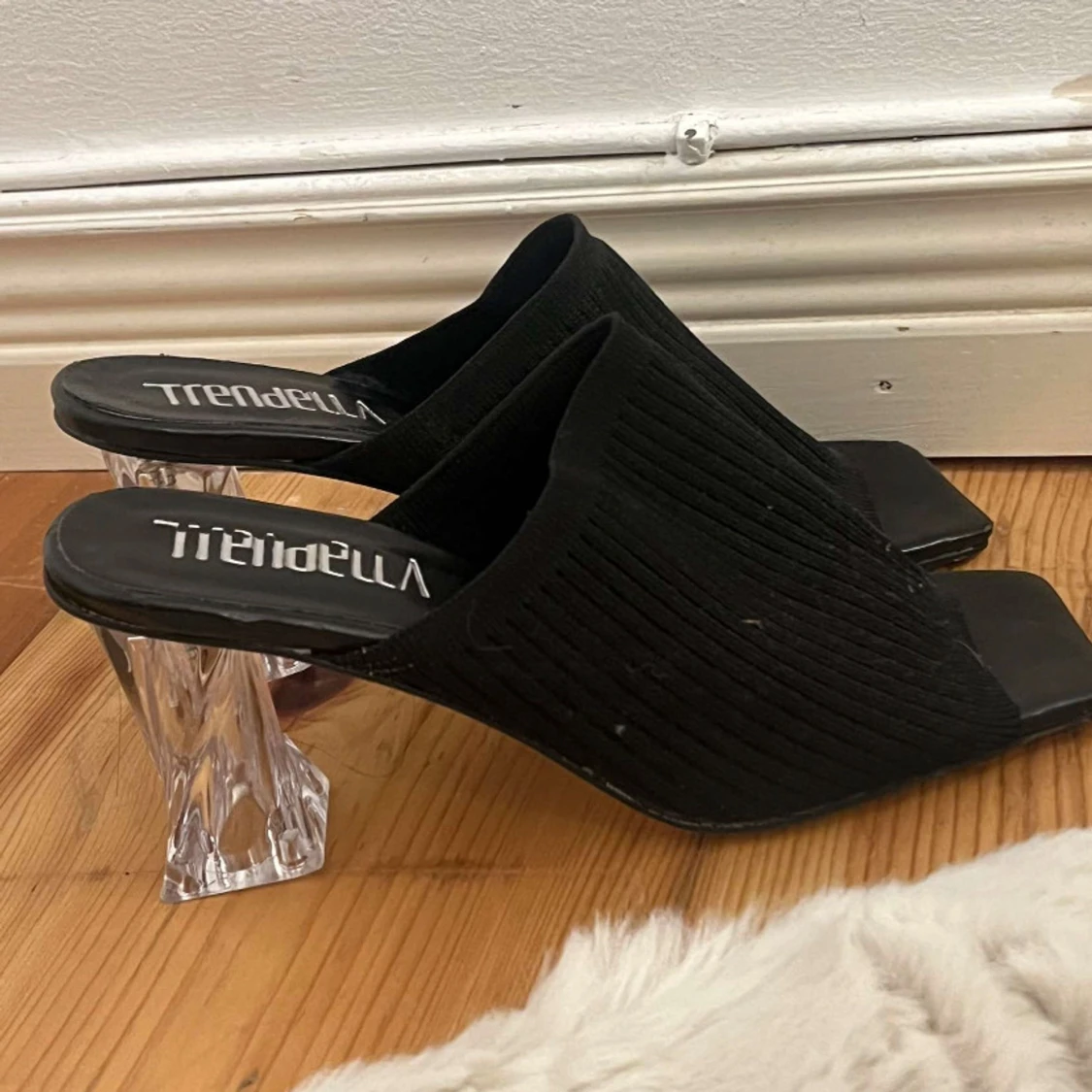 Svarta klackskor från Trendella