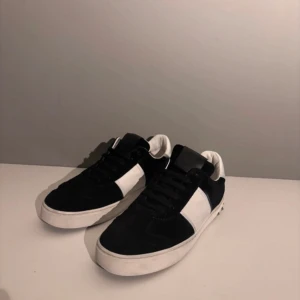 Valentino Flycrew Svart - Säljer nu ett par riktigt snygga Valentino flycrew i storlek 36 men passar 37-37,5📏🤩Skorna är i väldigt bra skick förutom att en nit saknas🙌💯Endast skorna medföljer❗️Vid frågor och funderingar är det bara att skriva📱💭