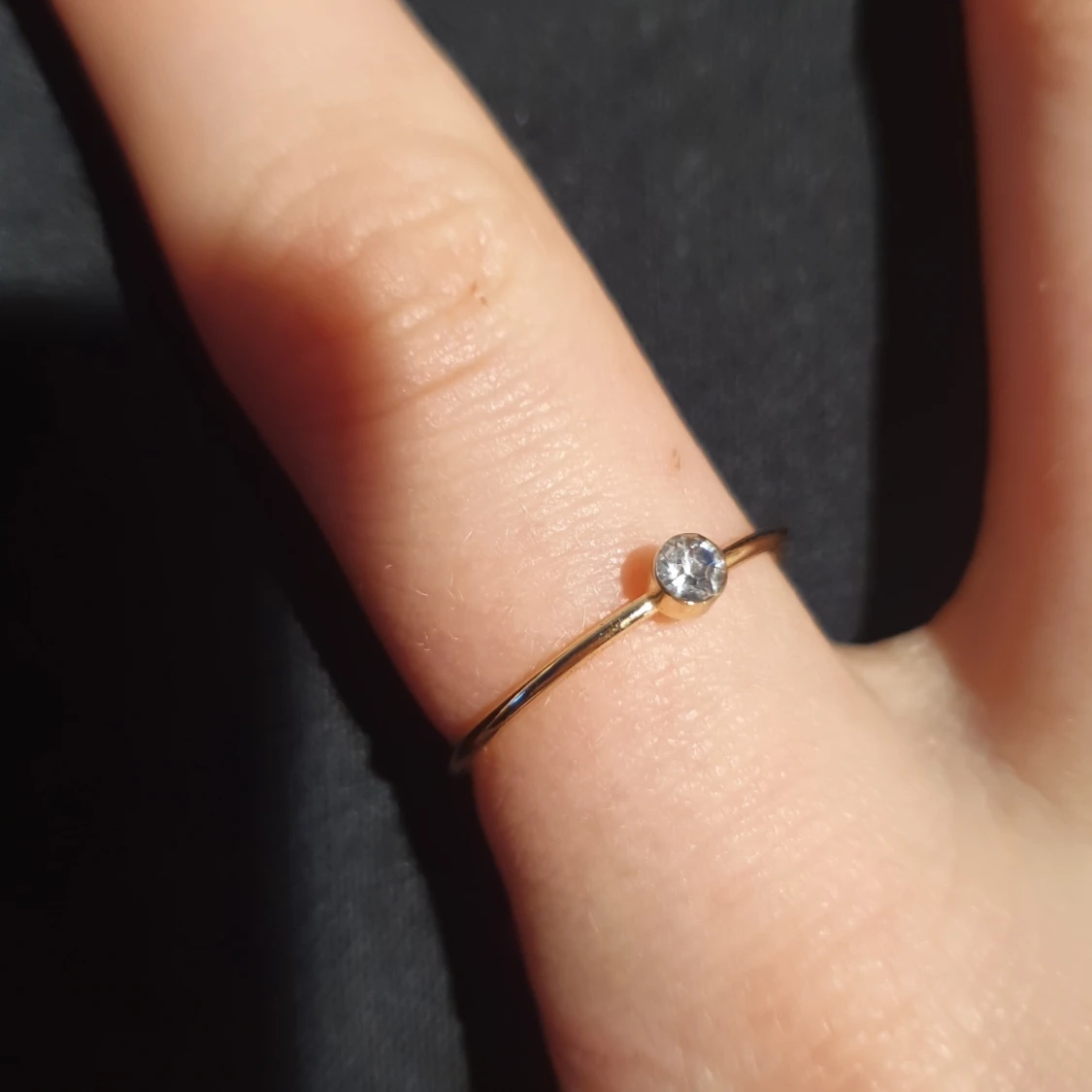 Guldfärgad ring med klar sten