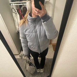 Blå vinterjacka  - Blå vinterjacka i storlek xs/s, passar mig som vanligtvis är s/m. Jättevarm och perfekt på vintern. I använt skick. 