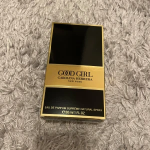 Good Girl Eau de Parfum av Carolina Herrera - Använt typ 2 gånger, och säljer då den inte kommer till användning. Köpte den för någon månad sedan. Snälla köp ba jag behöver pengar😔(ni kan pruta)