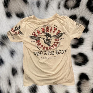 Cool tröja med döskalle på - Super fin t-shirt ifrån märket chipo & baxx med döskalle på baksidan, framsidan och ena axeln❤️den har även rinestones