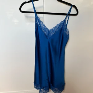 Blått linne i silke intimissimi - Svarar ej på prisförslag! Använt tre gånger, inga defekter.