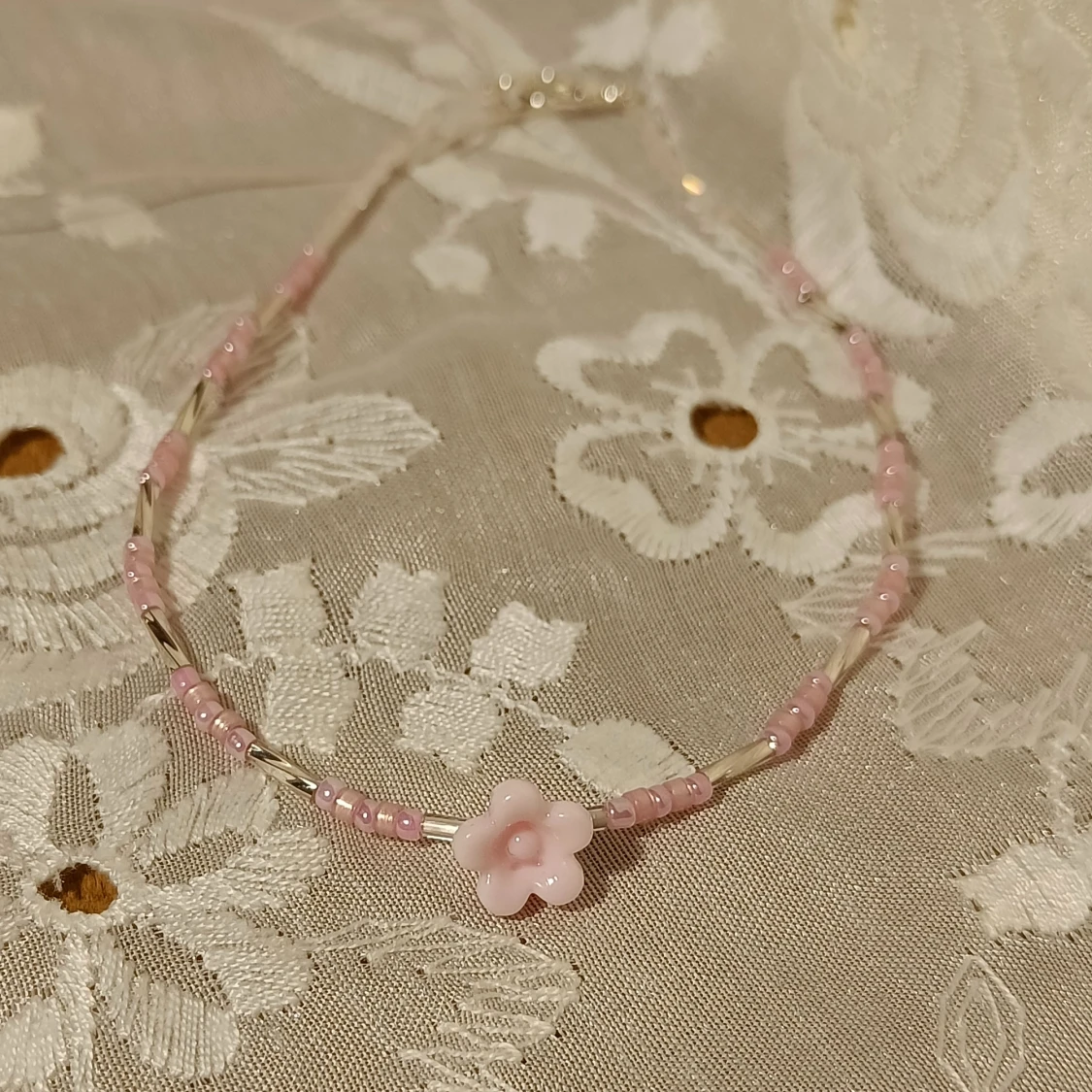 Rosa och silverfärgat halsband med blomma - 90