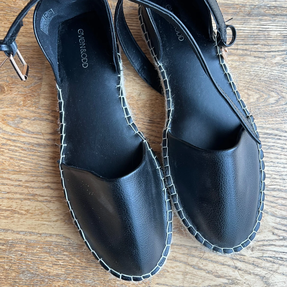 Svarta sandaler från Even&Odd