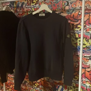 Svart tröja från Stone Island Junior - Snygg svart tröja från Stone Island Junior. Köpte den på Plick men är från endclothing. Är i rätt så bra skick och är varm för vintern. Priset kan diskuteras 😄