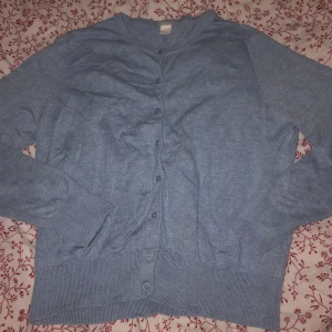 Blå kofta  - Blå kofta från hm, storlek L💗 Använd men väl omhändertagen💗💗