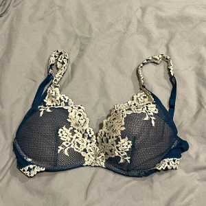 Mörkblå intimissimi bh - Säljer då de tyvär inte passar längre. inga skador. lappen finns ej kvar då jag klippt bort den pga obekväm
