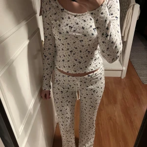 Vit långärmad pyjamas med mönster - Mysigt jul pyjamas set, både tröja och byxor är i strl S. •Från Nelly✨Testar sälja innan jag skickar tillbaka, nypris ca 550 och jag säljer för 500