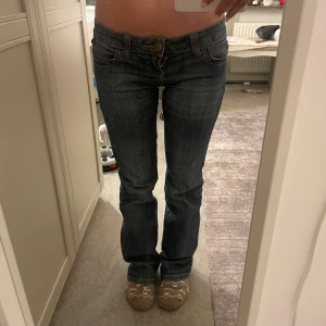 Blå jeans med bootcut lågmidjade  - Säljer dessa as snygga lågmidjade jeans, knappt använda. Midjemått är 40cm rakt över. Pris kan diskuteras om du är snabb! 💕