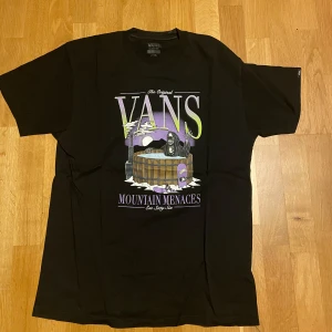 Vans T-shirt  - Fet Vans tröja som inte passar längre🔥💯Bra skick och nästan aldrig använd. Snälla skriv om du vill ha fler bilder eller om du har frågor🙏🙏
