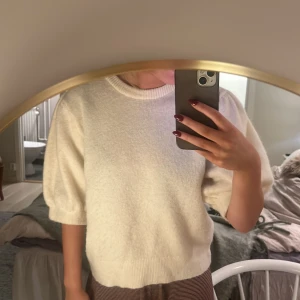 Vit stickad tröja - Säljer en mysig vit stickad tröja med korta puffärmar. Knappt använd 