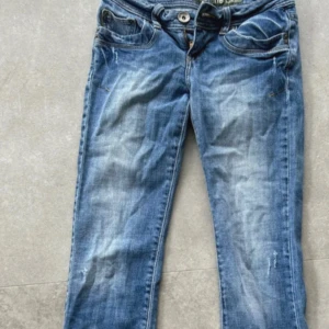 Ltb jeans W25  - Säljer dessa lågmidjsde populära & eftertraktade jeansen från ltb i W25 med slitningar som detaljer💘 Vid frågor eller funderingar så är det bara att kontakta mig 💘(pris kan diskuteras lite) 
