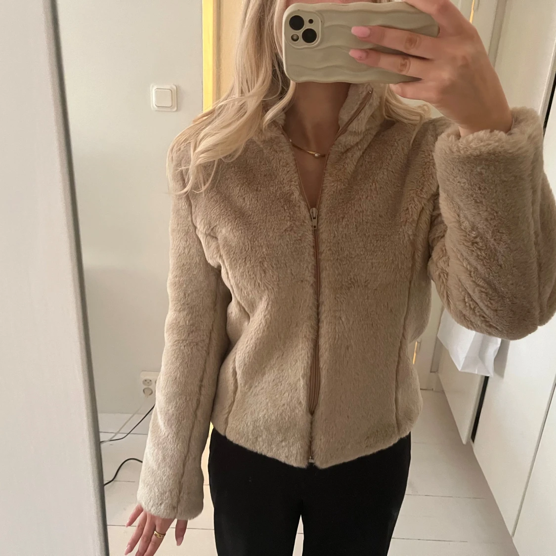 Beige pälsjacka från Randigarutan - 92