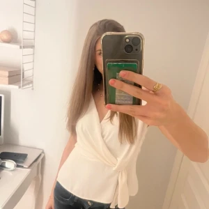 Vit topp - Snygg vit omlottopp med knytning i midjan från zara💞💞