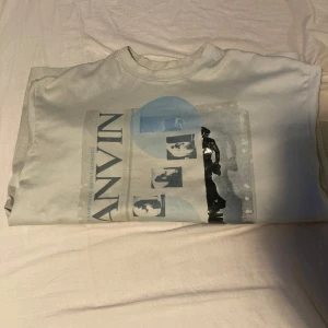 Oversized Lanvin T-shirt  - Nu säljer jag min Lanvin magiletta T-shirt. 10/10 bara använd ett fåtal gånger. Nypris ligger på runt 5000 - 6000 kr och jag säljer den för ett mycket bättre pris. 